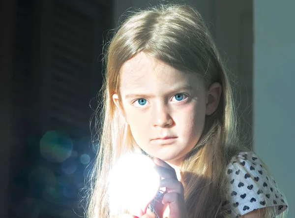 Маленькая Девочка Зеркалом Солнцем Делающая Санни Банни Темный Фон — стоковое фото