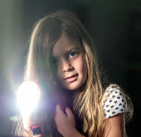 Liten Flicka Med Spegel Och Solen Vilket Gör Sunny Bunny — Stockfoto