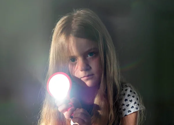 Маленькая Девочка Зеркалом Солнцем Делающая Санни Банни Темный Фон — стоковое фото