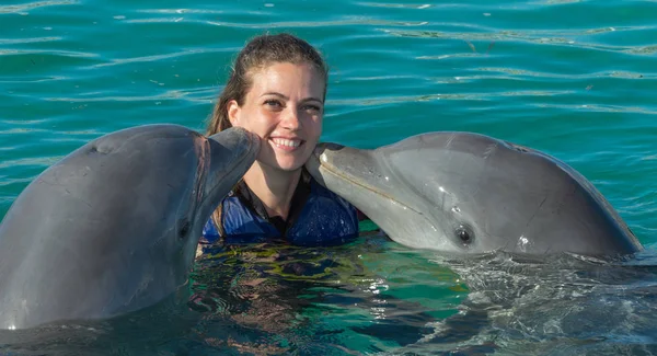 Delfiny Całują Młodą Kobietę Niebieskiej Wodzie Uśmiechnięta Kobieta Pływanie Delfinami — Zdjęcie stockowe