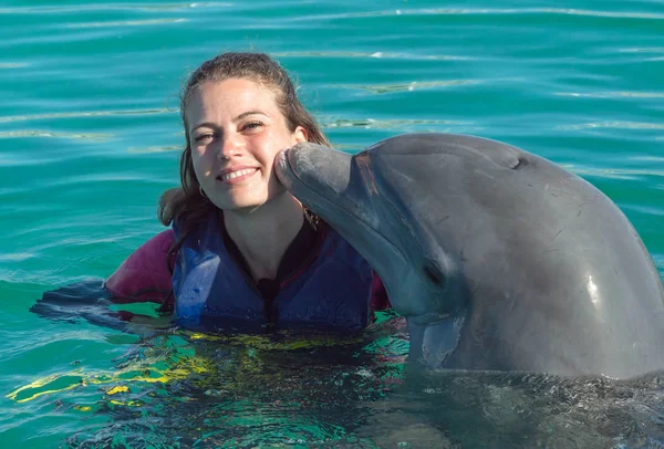 Delfin Pocałunek Młoda Kobieta Niebieskiej Wodzie Uśmiechnięta Kobieta Pływanie Delfinem — Zdjęcie stockowe