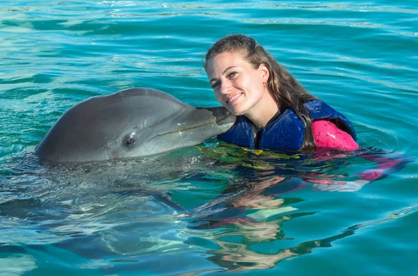 Delfin Pocałunek Młoda Kobieta Niebieskiej Wodzie Uśmiechnięta Kobieta Pływanie Delfinem — Zdjęcie stockowe