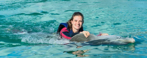 Mujer Sonriente Nadando Con Delfines Agua Azul — Foto de Stock