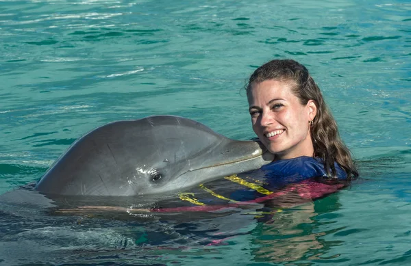 Delfin Pocałunek Młoda Kobieta Niebieskiej Wodzie Uśmiechnięta Kobieta Pływanie Delfinem — Zdjęcie stockowe