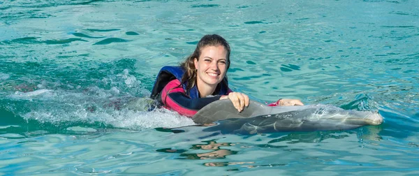 Lächelnde Frau Schwimmt Mit Delfin Blauen Wasser — Stockfoto