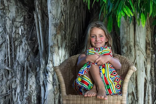 熱帯の木の背景に小さな美しい女の子 — ストック写真