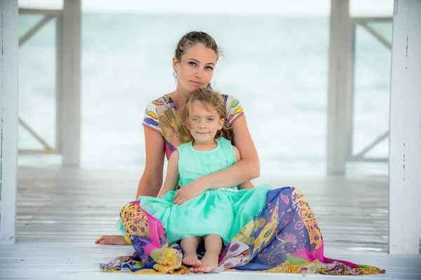 Madre Con Hija Pequeña Vestido Colorido Muelle Madera Blanca Cerca — Foto de Stock