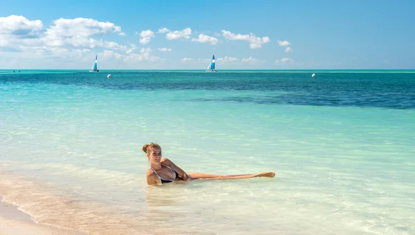 Mooie Dame Leggen Het Water Aan Oceaan Strand Tijdens Zomer — Stockfoto