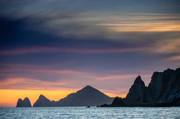 Zonsondergang Van Zeegezicht Met Bergen Silhouetten Zee Voor Kust Van — Stockfoto