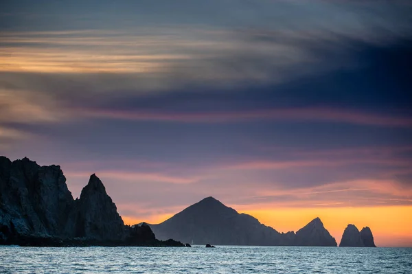 Pôr Sol Paisagem Marinha Com Silhuetas Montanhas Mar Largo Costa — Fotografia de Stock