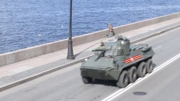 Sint-Petersburg, Rusland, 8 mei 2019, militaire uitrusting bij de repetitie van de parade ter ere van de Dag van de Overwinning op 9 mei. Voorbereiding op de viering — Stockvideo