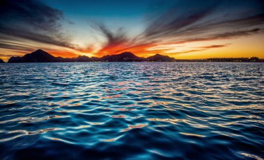 Dağlar siluetleri ile Seascape Günbatımı. Cabo San Lucas sahilinde deniz. Kaliforniya Körfezi (Cortez Denizi olarak da bilinir, Cortes Denizi). Meksika. Cabo San Lucas üzerinde gün batımı.