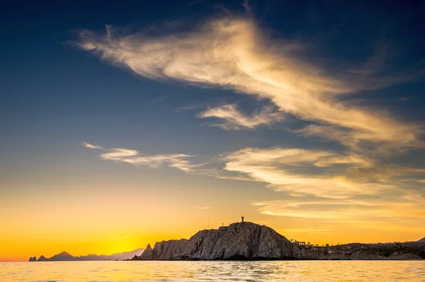 Zonsondergang Van Zeegezicht Met Bergen Silhouetten Zee Voor Kust Van — Stockfoto