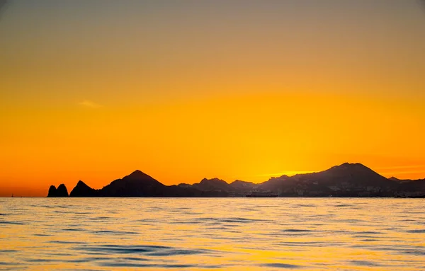 Pôr Sol Paisagem Marinha Com Silhuetas Montanhas Mar Largo Costa — Fotografia de Stock