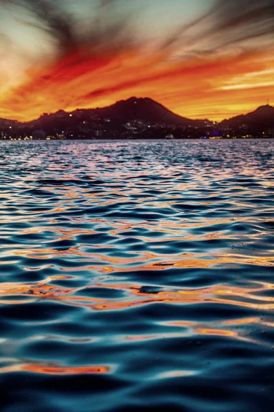 山のシルエットと海の風景の夕日 ルーカス沖の海 カリフォルニア湾 コルテス海 コルテス海とも呼ばれます メキシコ ルーカスの夕日 — ストック写真