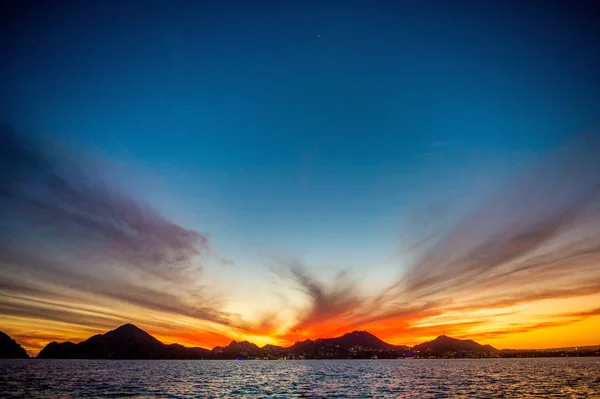 山々のシルフエットと海景の夕日 ルーカス沖の海 カリフォルニア湾 コルテス海 コルテス海とも呼ばれます メキシコ ルーカスの夕日 — ストック写真