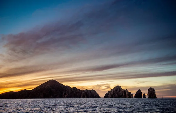 Pôr Sol Paisagem Marinha Com Silhuetas Montanhas Mar Largo Costa — Fotografia de Stock