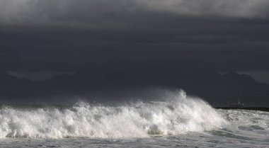 Seascape. Okyanusun yüzeyinde güçlü okyanus dalgası. Sığ bir bankada dalga lar kırılır. Fırtınalı hava, fırtınalı bulutlar gökyüzü arka plan.