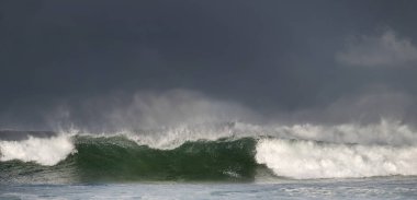 Seascape. Okyanusun yüzeyinde güçlü okyanus dalgası. Sığ bir bankada dalga lar kırılır. Fırtınalı hava, fırtınalı bulutlar gökyüzü arka plan.