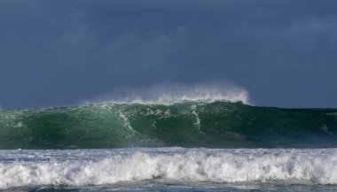 Seascape. Okyanusun yüzeyinde güçlü okyanus dalgası. Sığ bir bankada dalga lar kırılır. Fırtınalı hava, fırtınalı bulutlar gökyüzü arka plan.