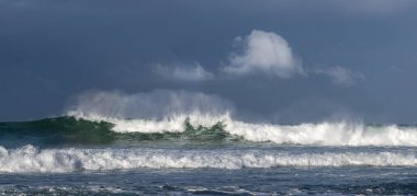 Seascape. Okyanusun yüzeyinde güçlü okyanus dalgası. Sığ bir bankada dalga lar kırılır. Fırtınalı hava, fırtınalı bulutlar gökyüzü arka plan.