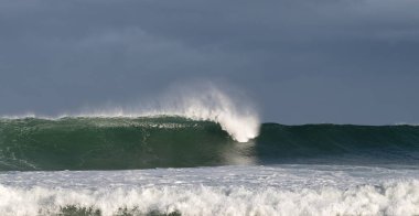 Seascape. Okyanusun yüzeyinde güçlü okyanus dalgası. Sığ bir bankada dalga lar kırılır. Fırtınalı hava, fırtınalı bulutlar gökyüzü arka plan.