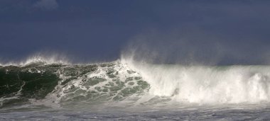 Seascape. Okyanusun yüzeyinde güçlü okyanus dalgası. Sığ bir bankada dalga lar kırılır. Fırtınalı hava, fırtınalı bulutlar gökyüzü arka plan.