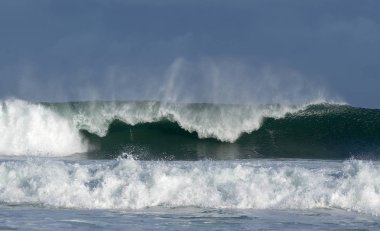 Seascape. Okyanusun yüzeyinde güçlü okyanus dalgası. Sığ bir bankada dalga lar kırılır. Fırtınalı hava, fırtınalı bulutlar gökyüzü arka plan.