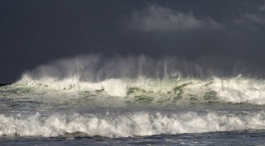 Seascape. Okyanusun yüzeyinde güçlü okyanus dalgası. Sığ bir bankada dalga lar kırılır. Fırtınalı hava, fırtınalı bulutlar gökyüzü arka plan.