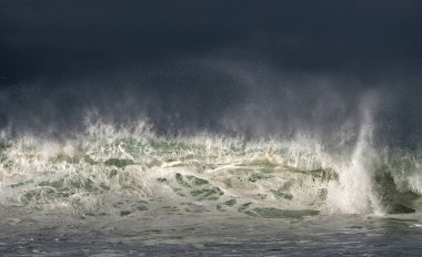 Seascape. Okyanusun yüzeyinde güçlü okyanus dalgası. Sığ bir bankada dalga lar kırılır. Fırtınalı hava, fırtınalı bulutlar gökyüzü arka plan.