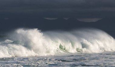 Seascape. Okyanusun yüzeyinde güçlü okyanus dalgası. Sığ bir bankada dalga lar kırılır. Fırtınalı hava, fırtınalı bulutlar gökyüzü arka plan.