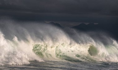 Seascape. Okyanusun yüzeyinde güçlü okyanus dalgası. Sığ bir bankada dalga lar kırılır. Fırtınalı hava, fırtınalı bulutlar gökyüzü arka plan.