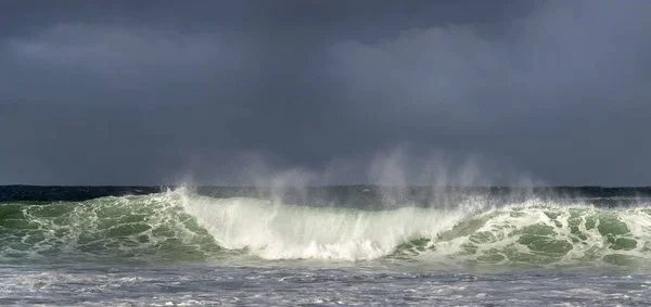 海洋表面强大的海浪 波浪在浅河岸上断裂 暴风雨天气 暴风云天空背景 — 图库照片