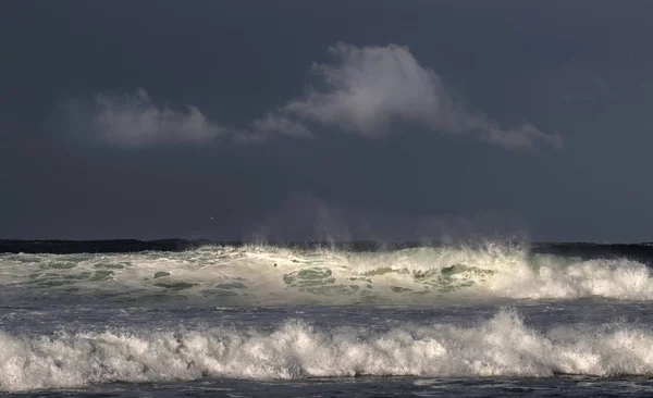 海洋表面强大的海浪 波浪在浅河岸上断裂 暴风雨天气 暴风云天空背景 — 图库照片