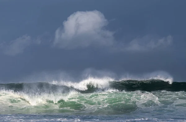 Морський Пейзаж Потужна Океанічна Хвиля Поверхні Океану Хвиля Розбивається Мілководді — стокове фото