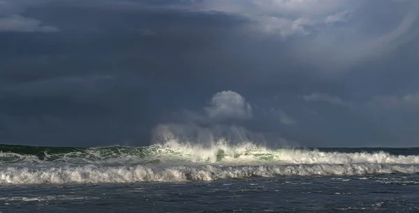 海洋表面强大的海浪 波浪在浅河岸上断裂 暴风雨天气 暴风云天空背景 — 图库照片