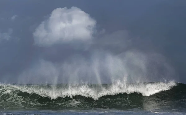 シースケープ 海面に力強い海の波 浅い土手で波が割れる 嵐の天気 嵐の雲の空の背景 — ストック写真