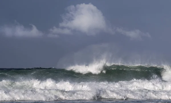 Paisagem Marinha Onda Oceânica Poderosa Superfície Oceano Ondas Rebentam Num — Fotografia de Stock