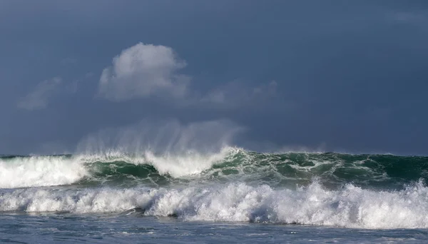 シースケープ 海面に力強い海の波 浅い土手で波が割れる 嵐の天気 嵐の雲の空の背景 — ストック写真