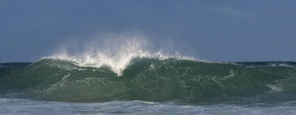 Paisagem Marinha Onda Oceânica Poderosa Superfície Oceano Ondas Rebentam Num — Fotografia de Stock