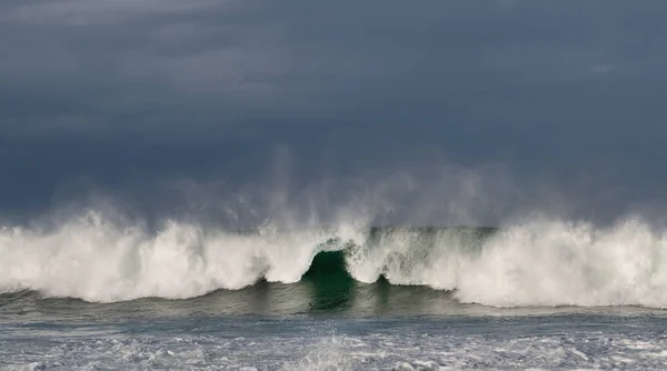 Paisagem Marinha Onda Oceânica Poderosa Superfície Oceano Ondas Rebentam Num — Fotografia de Stock