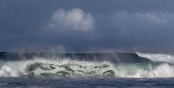 Paisagem Marinha Onda Oceânica Poderosa Superfície Oceano Ondas Rebentam Num — Fotografia de Stock