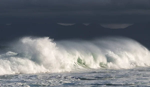 Морской Пейзаж Мощная Океанская Волна Поверхности Океана Волна Ломается Мелком — стоковое фото