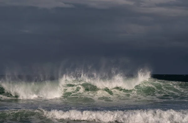 Paisagem Marinha Onda Oceânica Poderosa Superfície Oceano Ondas Rebentam Num — Fotografia de Stock