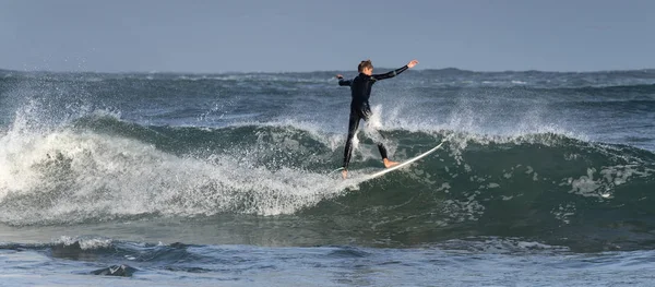 Mossel Bay Sudáfrica Julio 2019 Surfeando Las Olas Surfista Olas —  Fotos de Stock