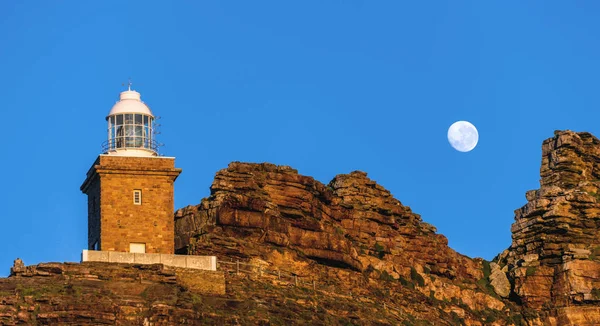 喜望峰の灯台と青い空に月 南アフリカ — ストック写真