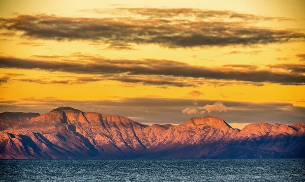 Dağlarla Bulutlarla Okyanuslarla Dolu Bir Manzara Dağların Manzarası Gün Batımında — Stok fotoğraf