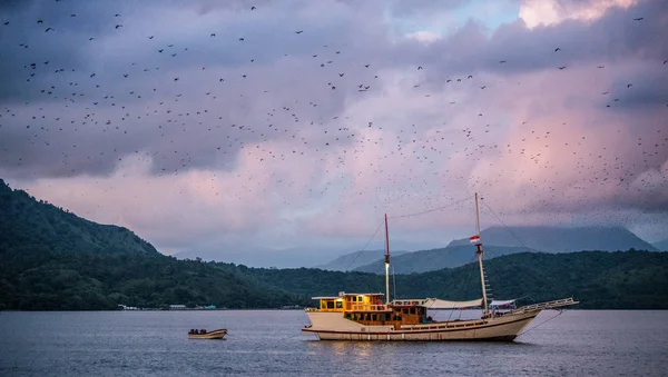 Indonezyjski Tradycyjny Statek Oceanie Zachodzie Słońca Ocean Góry Krajobraz Wyspa — Zdjęcie stockowe