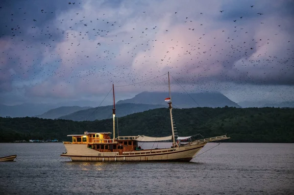 Nave Tradizionale Indonesiana Nell Oceano Tramonto Crepuscolo Oceano Montagne Paesaggio — Foto Stock