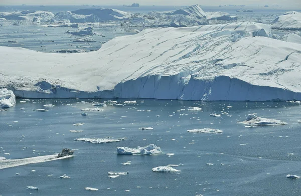 ディスコ ベイにスピードボートと氷山 Greenland — ストック写真